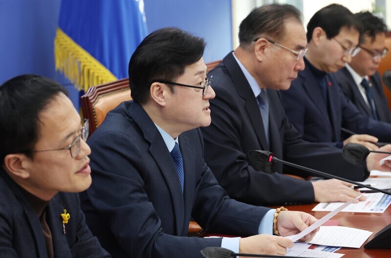 Hong Ihk-pyo, the floor leader of South Korea’s Democratic Party, speaks at a policy coordination meeting held at the National Assembly on Feb. 1. (Yonhap)