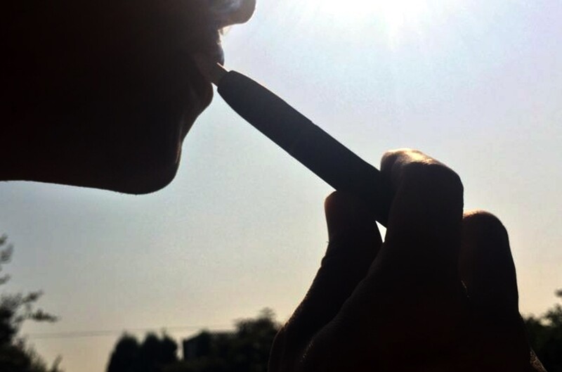 한 남성이 전자담배를 피우고 있다. 한겨레 자료사진