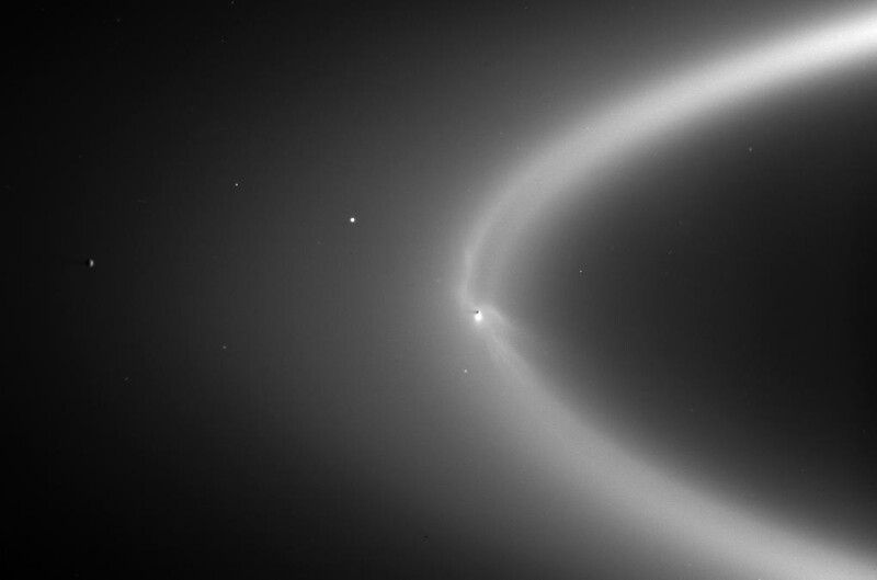 2006년 카시니호과 관측한 토성의 E고리와 엔셀라두스.  엔셀라두스에서 210만km 떨어진 거리에서 촬영했다. 나사 제공