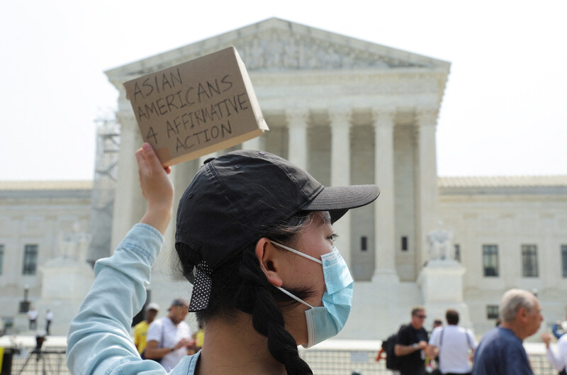 2023년 6월29일(현지시각) ‘적극적 차별시정조처’를 위헌으로 판결한 미국 대법원 앞에서 시위 중인 아시아계 미국인. RUETERS