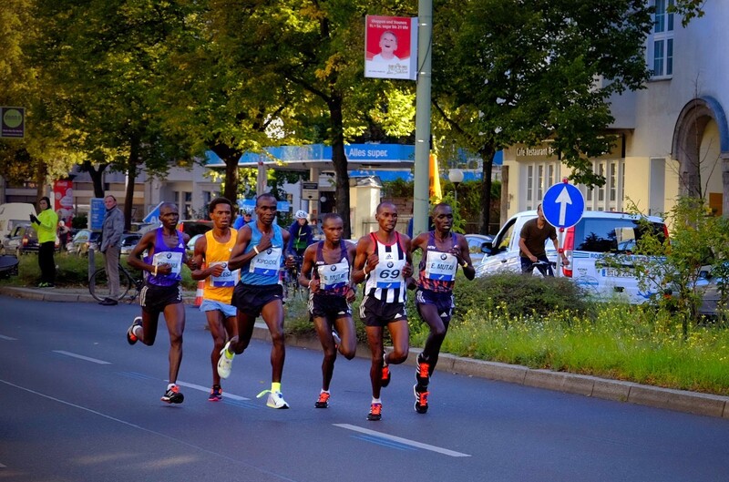 킵초게(왼쪽 세번째)는 9월24일 베를린 마라톤에서 이 대회 5회 우승과 함께 공식 대회 ‘2시간 벽 돌파’에 도전한다. 위키미디어 코먼스