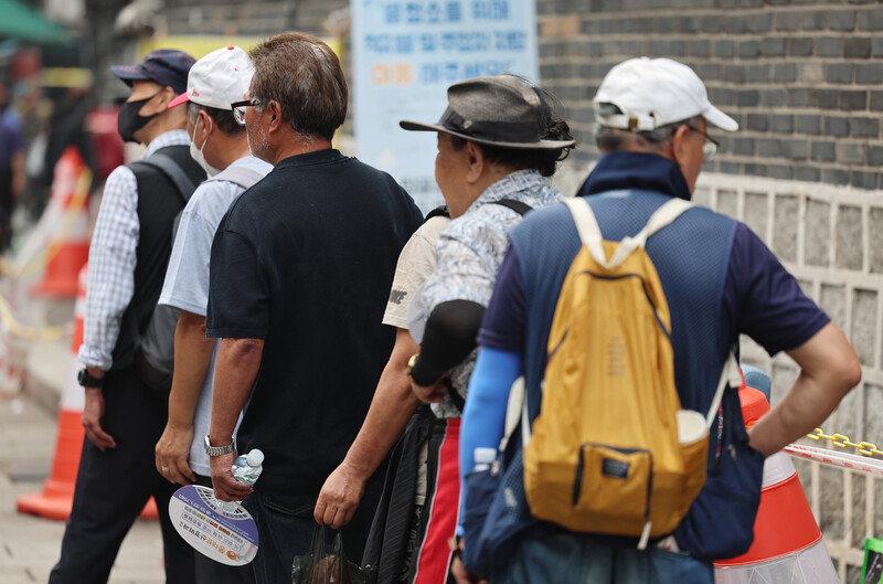 내년부터 한국 사회는 65살 이상 노인 비중이 20%를 넘어가는 초고령사회로 들어선다. 지난 7월11일 서울 종로구 탑골공원에서 노인들이 무료급식을 받기 위해 줄을 서 있다. 연합뉴스