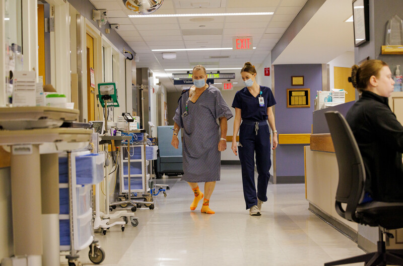 약 9개월만에 돼지 신장을 제거한 팀 앤드류스(왼쪽)는 돼지 신장 이종이식 최장 기록을 세웠다. 매사추세츠종합병원