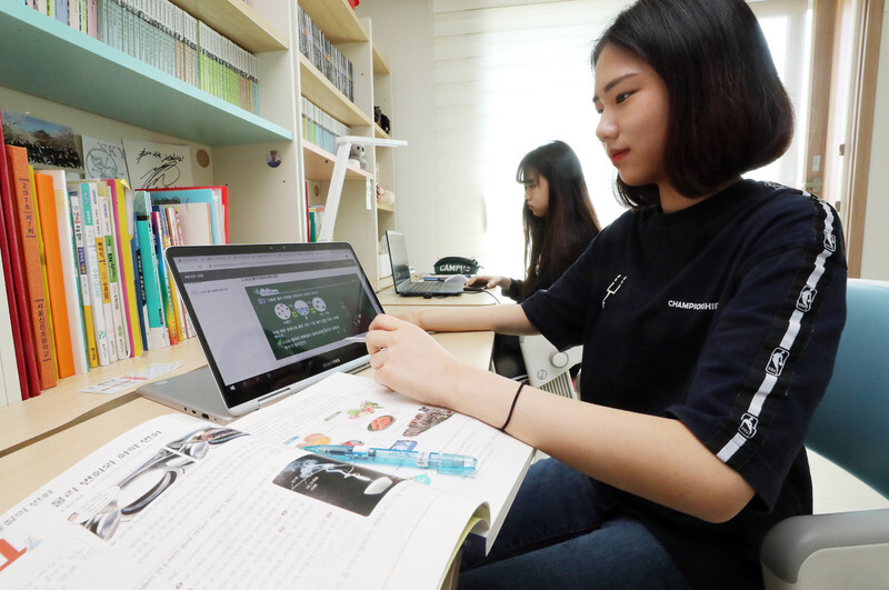 Twins in their third year of high school begin their spring semester online at home on Apr. 9. (Lee Jong-keun, staff photographer)
