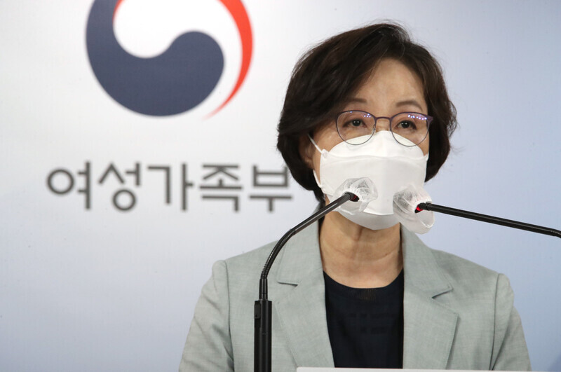 Lee Jeong-sim, head of adolescent and family policy for the Ministry of Gender Equality and Family, briefs reporters on the results of the ministry’s 2020 family study Sunday at the Central Government Complex in Seoul. (Yonhap News)
