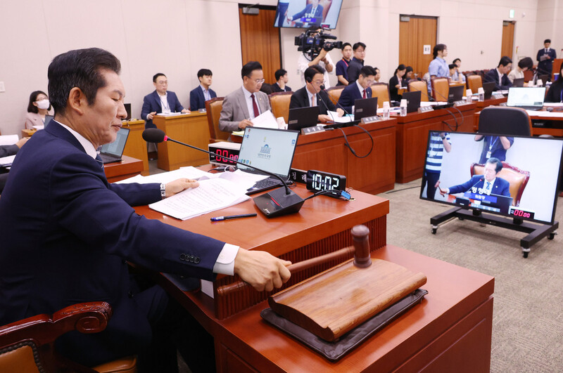 25일 국회에서 열린 법제사법위원회 전체회의에서 정청래 위원장이 의사봉을 두드리고 있다. 연합뉴스