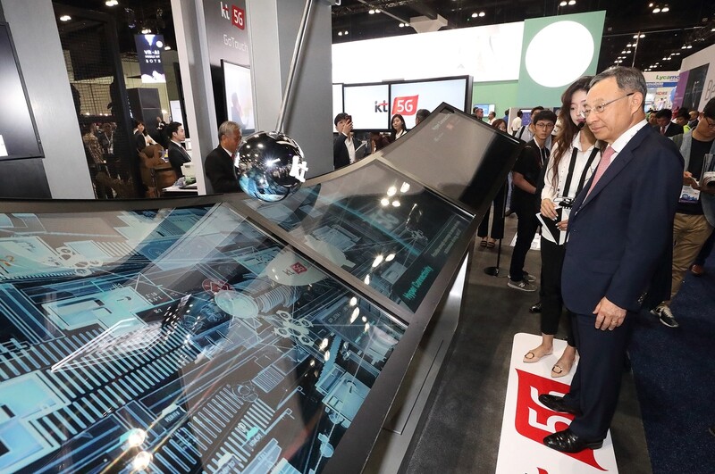 KT Chairman Hwang Chang-gyu listens to an explanation of next-generation mobile communications by a KT employee at the 2018 Mobile World Congress (MWC) Americas in Los Angeles in September. (provided by KT)
