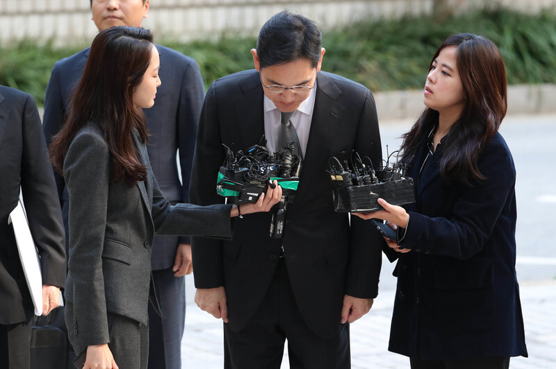 Samsung Electronics Vice Chairman Lee Jae-yong bows in apology to the public after the reversal and remand of his bribery case at the Seoul High Court on Oct. 25. (Park Jong-shik, staff photographer)