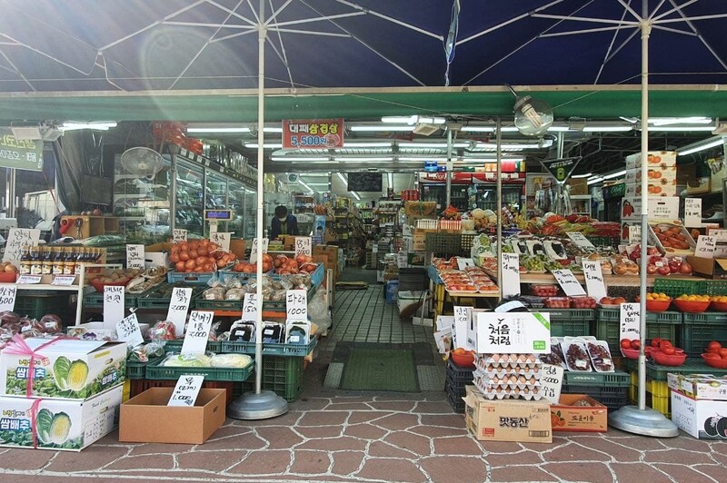정부의 소비쿠폰 지원 사업이 시작된 2일 오후 서울 은평구의 한 슈퍼마켓이 한산한 모습이다.
