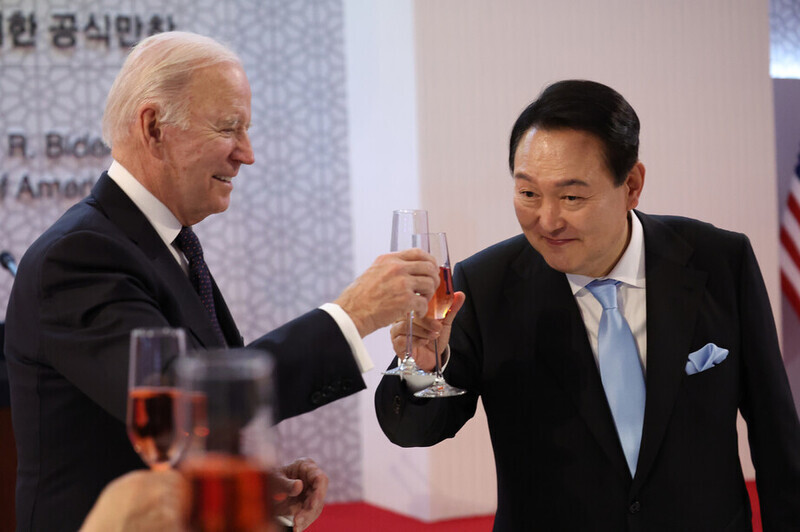 US President Joe Biden holds up a glass to South Korean President Yoon Suk-yeol during a banquet marking the former’s arrival in Korea for a state visit in May 2022. (courtesy of presidential office)