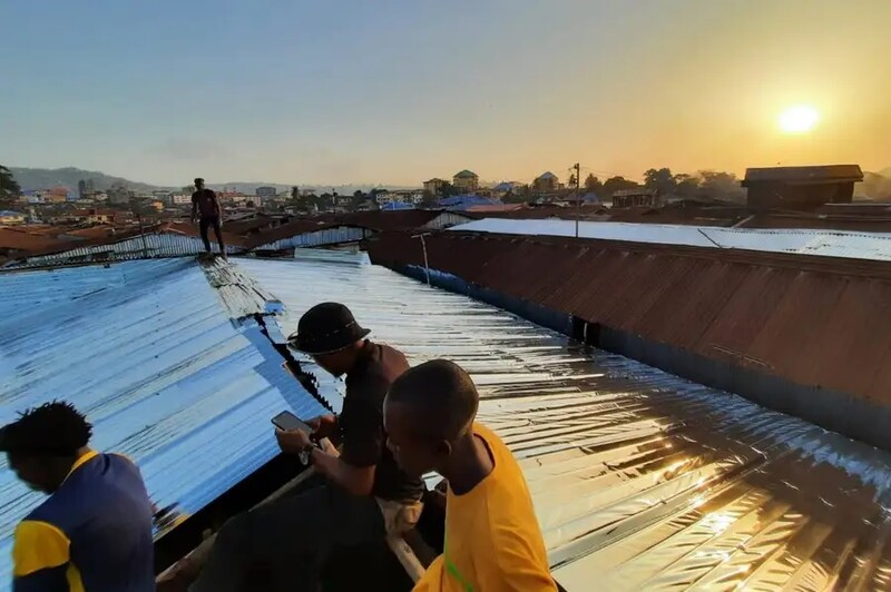 시에라리온의 수도 프리타운의 빈민촌 주택 지붕에 반사판을 씌우고 있다. MEER 제공