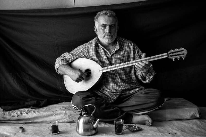 시리아 난민 오마르는 피란길에 가져온 부주키를 연주하며 향수를 달랜다. © UNHCR/Brian Sokol