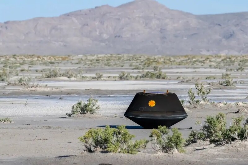 지난해 9월24일 미 항공우주국의 오시리스-렉스 우주선이 유타주 사막에 떨어뜨린 소행성 베누 암석표본 캡슐. 나사 제공