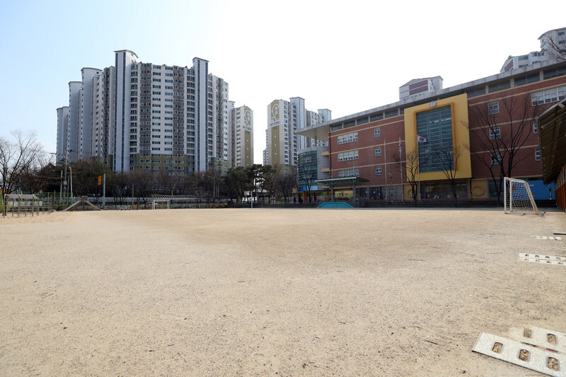 The schoolyard of an elementary in Daegu remains empty on Mar. 17. (Yonhap News)