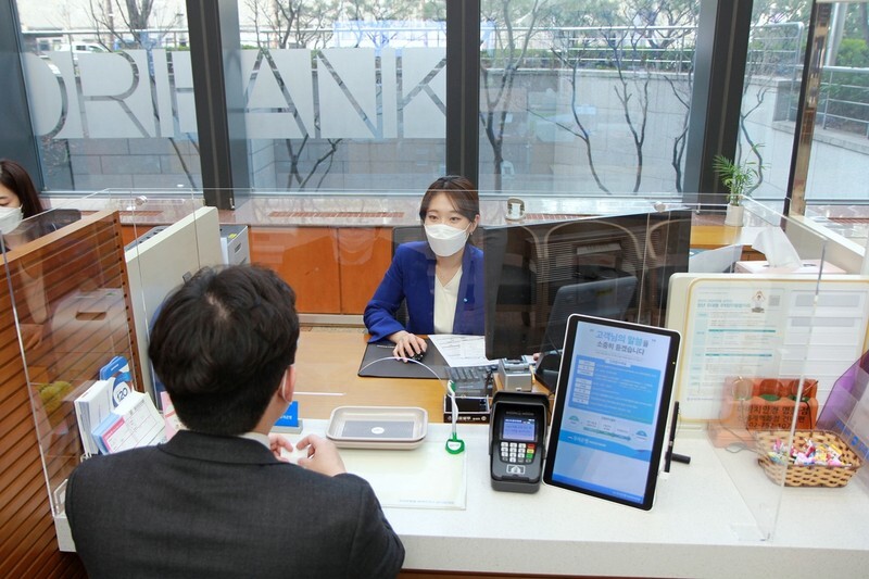 All branches of Woori Bank have installed transparent barriers between bankers and customers. (Yonhap News)