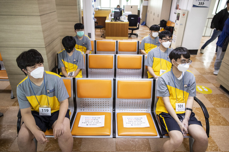 After the South Korean military reinitiated recruitment after a two-month suspension, new recruits await testing at a screening center in front of the Seoul Regional Military Manpower Administration on Apr. 20. (Yonhap News)
