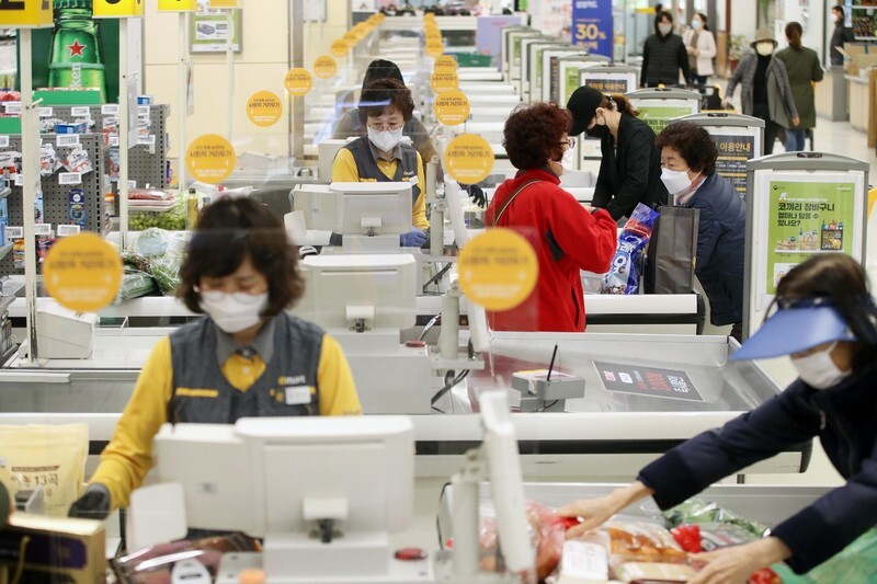 Plastic screens are installed to form protective barriers between cashiers and customers at a supermarket in Daegu. (Yonhap News)