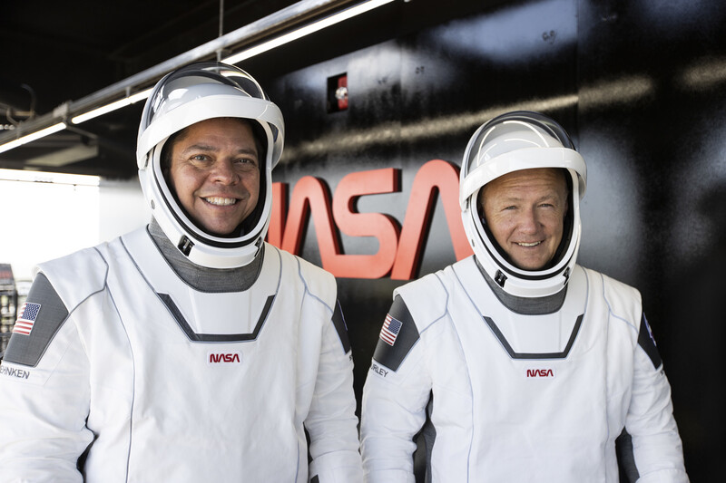 스페이스엑스 유인우주선에 탑승하는 우주비행사 로버트 벤켄(왼쪽)과 더글러스 헐리. 스페이스엑스 제공