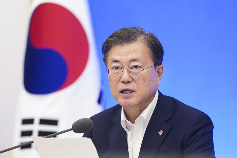 South Korean President Moon Jae-in presides over the Bleu House’s sixth emergency economic council meeting on June 1. (Blue House photo pool)