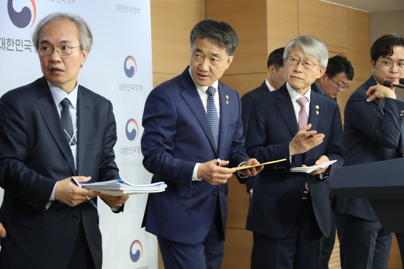 Minister of Health and Welfare Park Neung-hoo (second left) during a briefing on development for COVID-19 treatments at the Central Government Complex in Seoul on June 3. (Yonhap News)