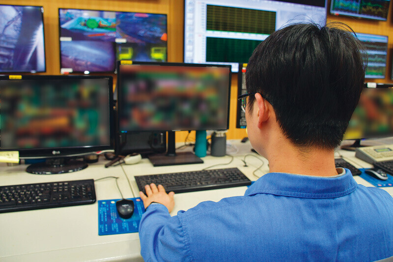 Nam Dong-hyeok, section chief of the third sintering plant at POSCO’s steel works in Pohang, North Gyeongsang Province, monitors an AI system on June 19. (provided by POSCO)