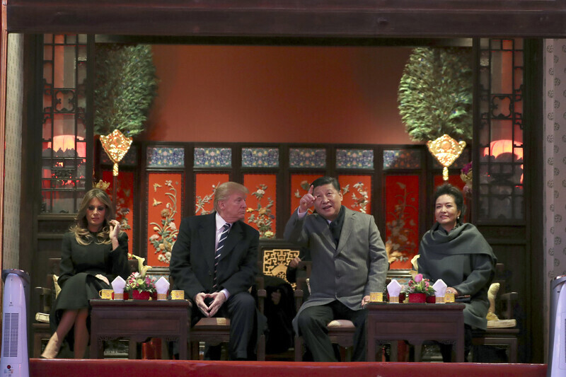 US President Donald Trump meets with Chinese President Xi Jinping at the Forbidden City in Beijing on Nov. 8, 2017. (Yonhap News)