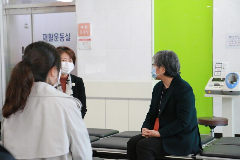 KDCA Director Jung Eun-kyeong receives a government flu vaccine at the Heungdeok Public Health Center in Cheongju, North Chungcheong Province, on Oct. 29 to assuage safety concerns. (Yonhap News)