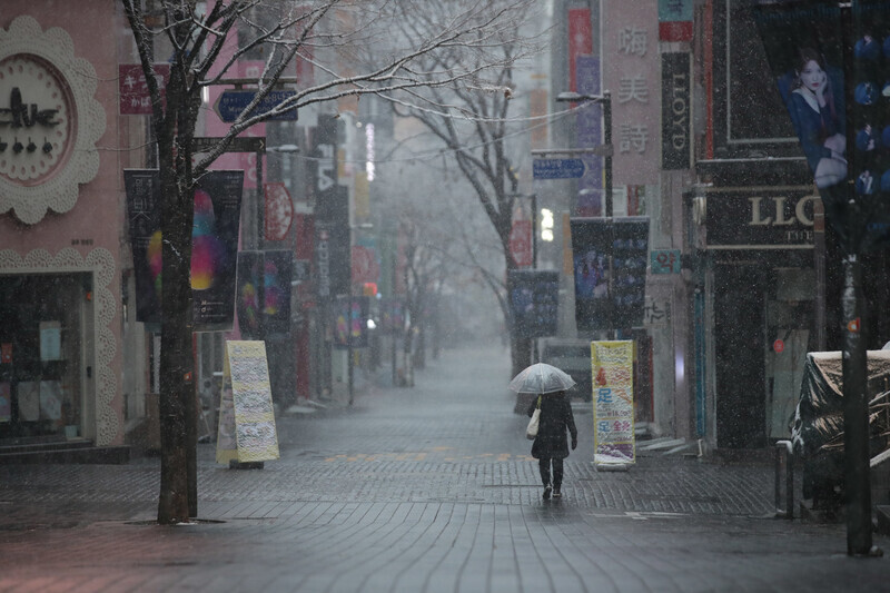 The streets of Seoul’s Myeongdong shopping district are nearly empty on Dec. 13. (Baek So-ah, staff photographer)