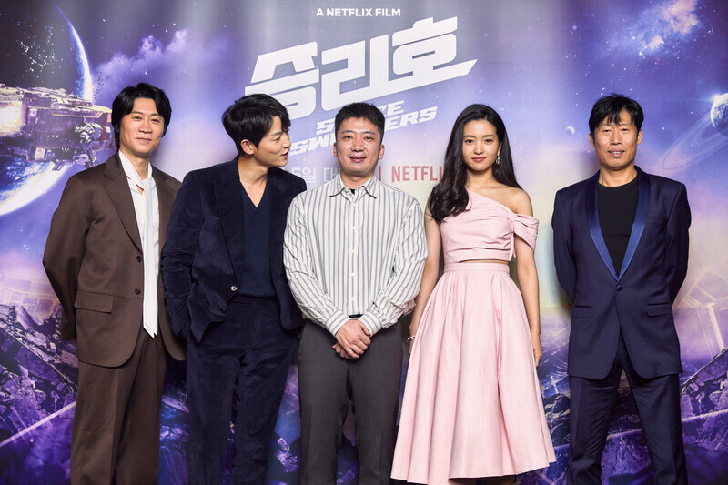 The cast and director of “Space Sweepers” attend a press conference for the film. From left: Jin Seon-kyu, Song Joong-ki, Jo Sung-hee (director), Kim Tae-ri and Yoo Hae-jin. (Courtesy of Netflix)
