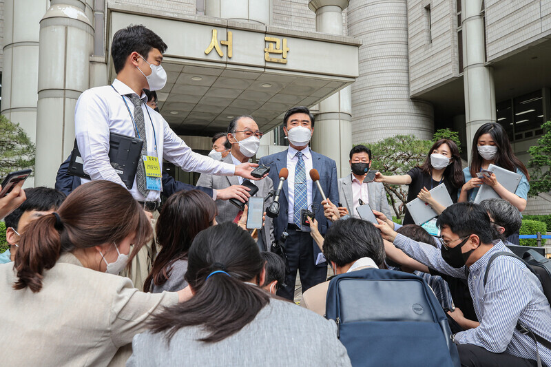 Lim Chul-ho, center left, the son of a deceased forced laborer, and Jang Deok-hwan, center right, who heads the association for the victims of Japanese forced labor and their family members, speak to reporters Monday at the Seoul Central District Court. (Yonhap News)