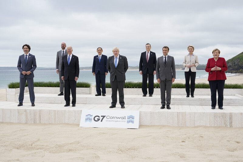 영국 콘월 바닷가서 기념사진 촬영하는 G7 정상들. AP/연합뉴스