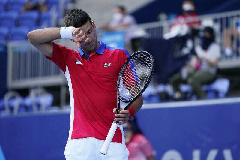 Men’s tennis world No. 1 Novak Djokovic of Serbia wipes sweat from his brow during his match against Bolivia’s Hugo Dellien. (AP/Yonhap News)