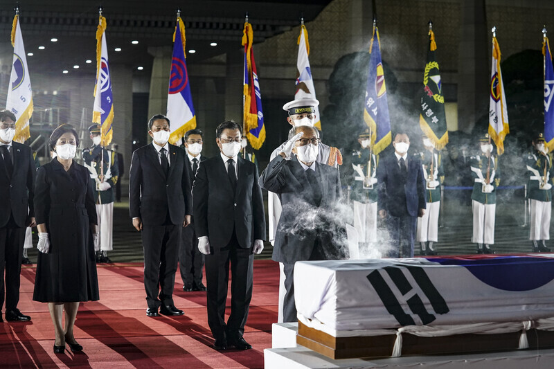 South Korean President Moon Jae-in pays respects to the remains of Hong Beom-do, a Korean independence fighter, at Seoul Air Base in Seongnam, Gyeonggi Province, on Sunday. (pool photo)