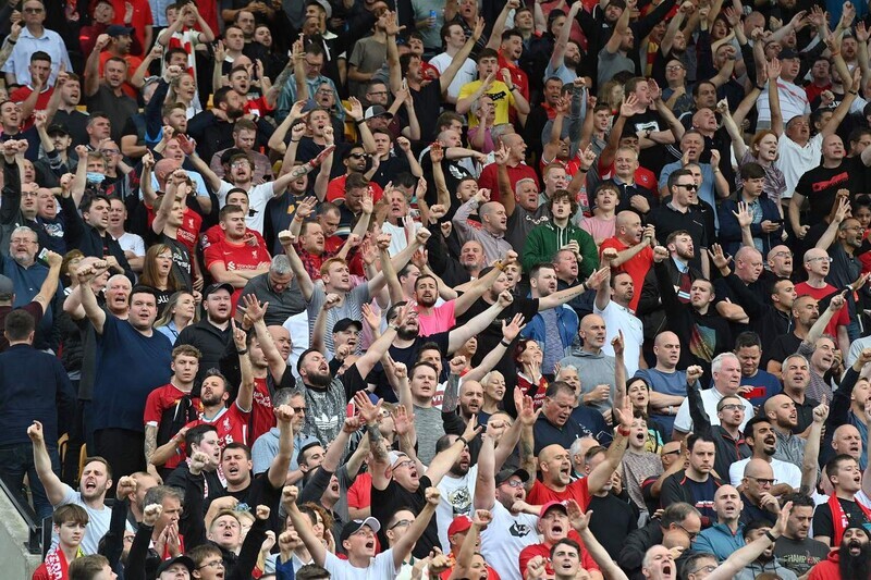 Liverpool supporters cheer during the English Premier League match against Norwich City on Aug. 14. (AFP/Yonhap News)
