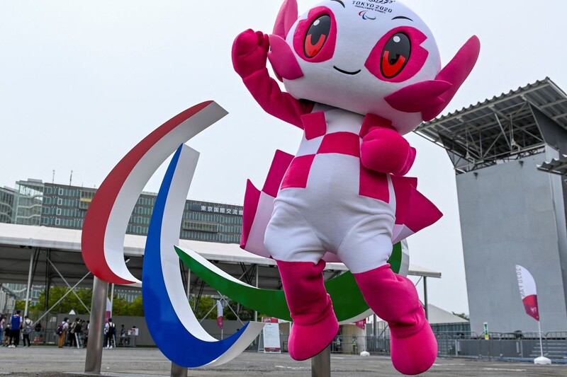 2020 도쿄패럴림픽 마스코트 소메이티가 24일 일본 도쿄 팬 파크에 있는 패럴림픽 상징물 앞에서 포즈를 취하고 있다. 도쿄/AFP 연합뉴스