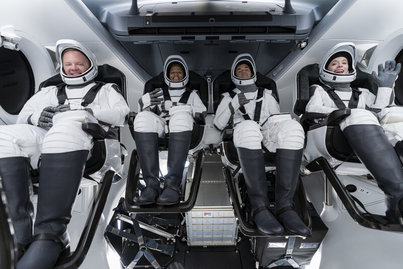 인스피레이션4 팀원들은 출발 2시간30분전 우주선 탑승을 완료했다. 왼쪽부터 크리스 셈브로스키, 시안 프록터, 재러드 아이잭먼(사령관), 헤일리 아르세노. 인스피레이션4