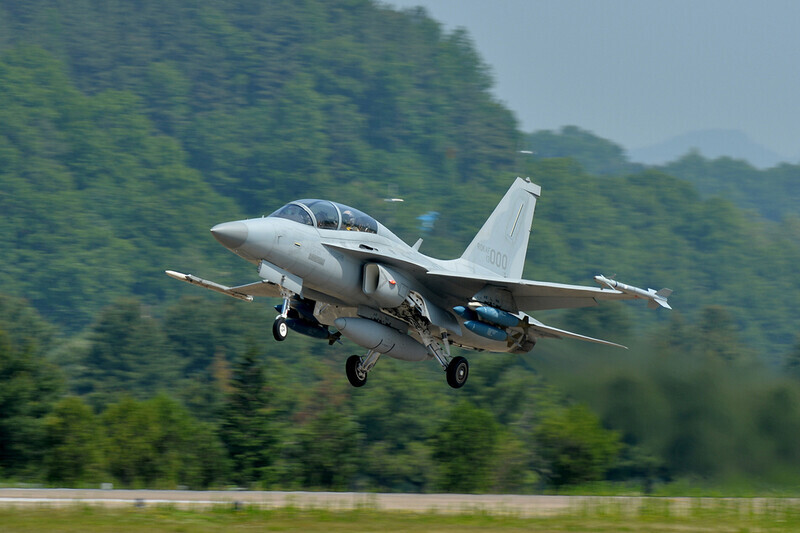 The South Korean light combat aircraft FA-50 takes off. (provided by Korea Aerospace Industries)