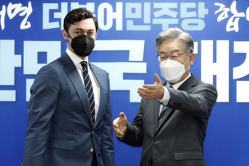 Democratic Party presidential nominee Lee Jae-myung meets with US Senator Jon Ossoff on Friday at the party’s offices in Seoul’s Yeouido. (pool photo)