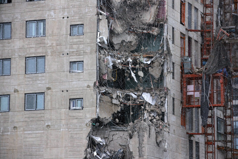 The aftermath of the collapsed outer wall of the Hyundai IPark apartment in Gwangju’s Hwajeong neighborhood (Yonhap News)