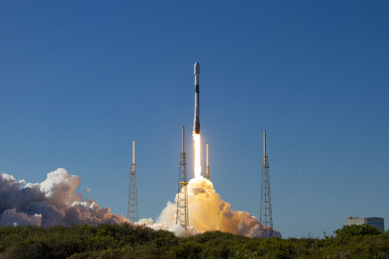 스페이스엑스의 팰컨9 로켓이 105기의 소형 위성을 실은 채 이륙하고 있다. 스페이스엑스 제공