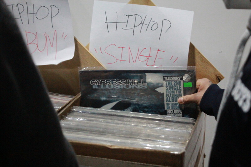 22일 서울 마포구 라이즈호텔 지하 1층에서 열린 ‘10회 서울레코드페어’에서 한 시민이 레코드를 꺼내보고 있다.  정혁준 기자
