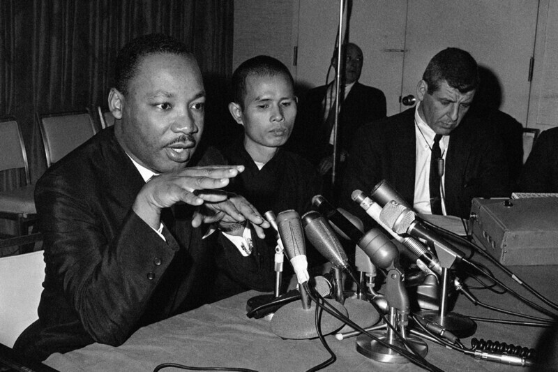 Thich Nhat Hanh (center) holds a press conference with American civil rights leader Rev. Dr. Martin Luther King Jr. (left) on May 31, 1966, calling for the US to end its bombing of Vietnam during the war there. King later nominated Thich Nhat Hanh for the Nobel Peace Prize. (AP/Yonhap News)