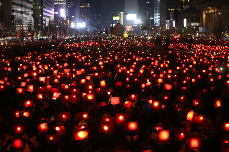 A crowd of protesters bearing candles fill the Gwanghwamun Square on Feb. 18, 2017, during the candlelight protests. (Kang Chang-kwang/The Hankyoreh)