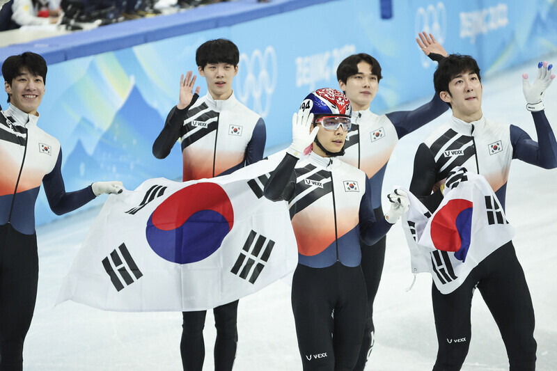 South Korea’s men’s short track speedskating Olympic team waves to the crowd after coming in second in the 5,000-meter relay finals on Wednesday. (Yonhap News)