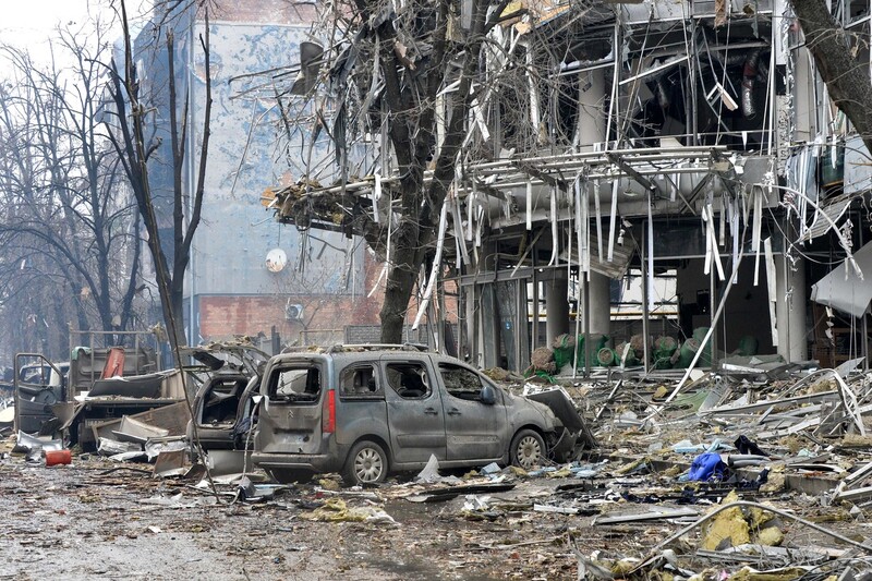 지난 3일(현지시각) 러시아군의 무차별 폭격으로 폐허가 된 우크라이나 하르키우(하리코프) 시내의 건물과 차량의 모습. 2월24일 전쟁 발발 이후 우크라이나 주요 도시에 대한 러시아군의 공세를 거세지며 사상자와 민간 시설 피해가 크게 늘고 있다. 하르키우/AFP 연합뉴스