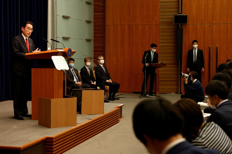 기시다 후미오 일본 총리가 8일 도쿄 총리관저에서 대 러시아 추가 제재 조처를 발표하고 있다. 로이터 연합뉴스