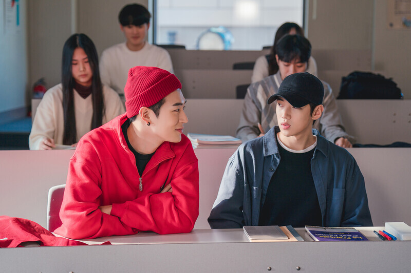A still from “Semantic Error” featuring Park Jae-chan as Chu Sang-woo (right) and Park Seo-ham as Jang Jae-young (left). (provided by Watcha)