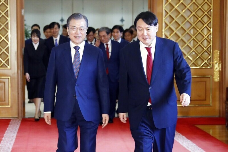 President Moon Jae-in walks with newly-appointed Prosecutor General Yoon Suk-yeol on July, 25, 2019, following Yoon’s appointment ceremony. (Yonhap News)