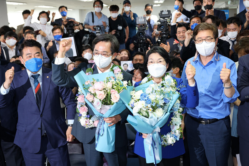 김동연 경기도지사 당선자(왼쪽)가 6·1 지방선거에서 극적으로 당선된 뒤, 배우자 정우영씨와 기뻐하고 있다. 공동취재사진