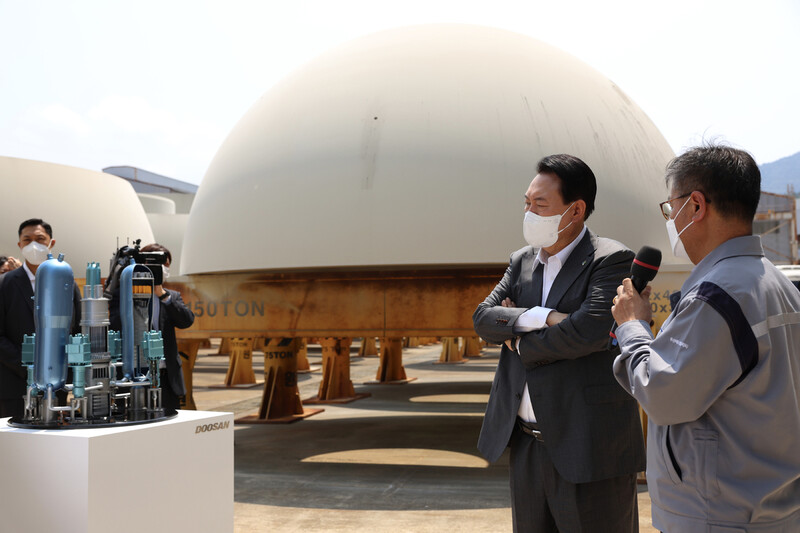 윤석열 대통령이 22일 경남 창원 성산구 두산에너빌리티 원자력 공장을 방문해 한국형 원자로 에이피아르(APR)1400 축소 모형을 살펴보고 있다. 대통령실사진기자단